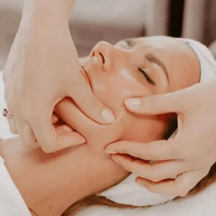 Массаж лица по Ахабадзе с маской