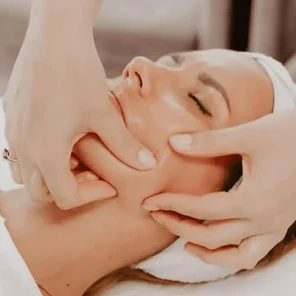 Массаж лица по Ахабадзе с маской